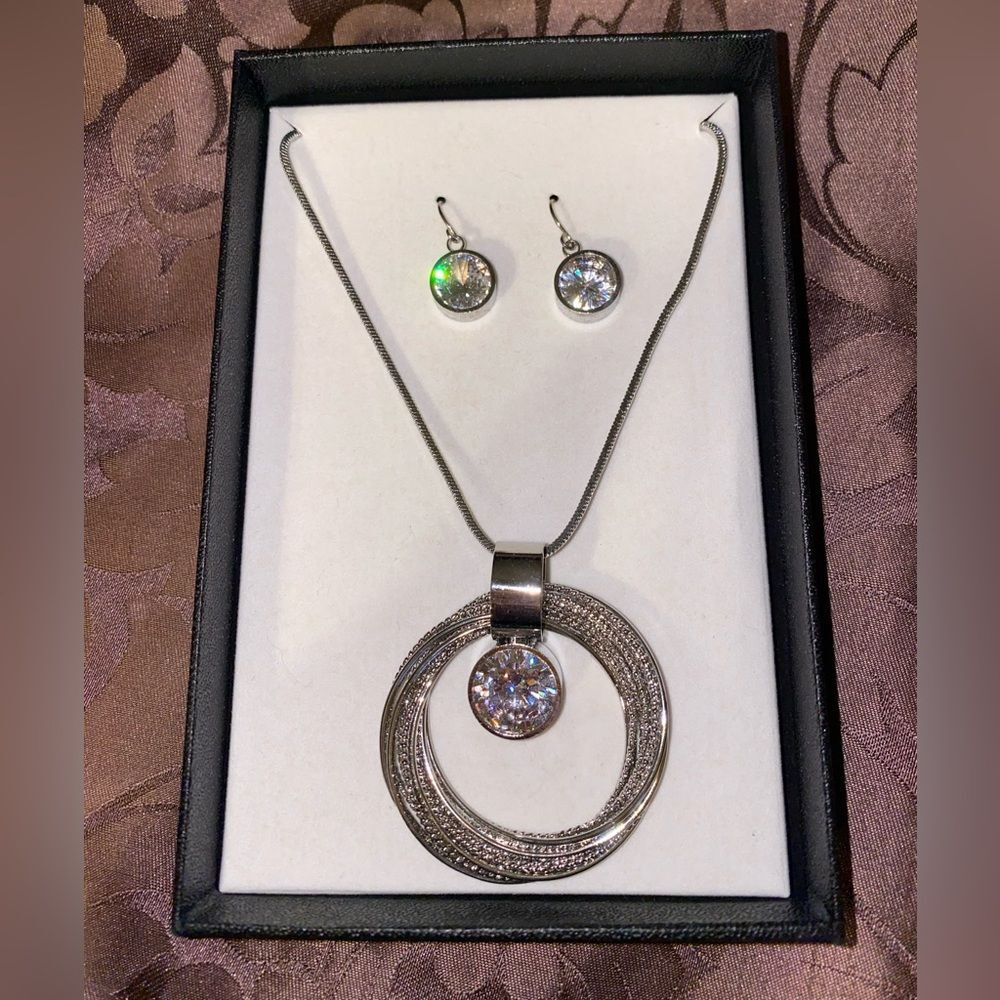Necklace and Earring Set. Silver Tone